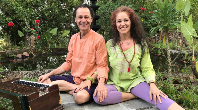 Yoga in silence with Paola Bertolini and Johannes Glarner